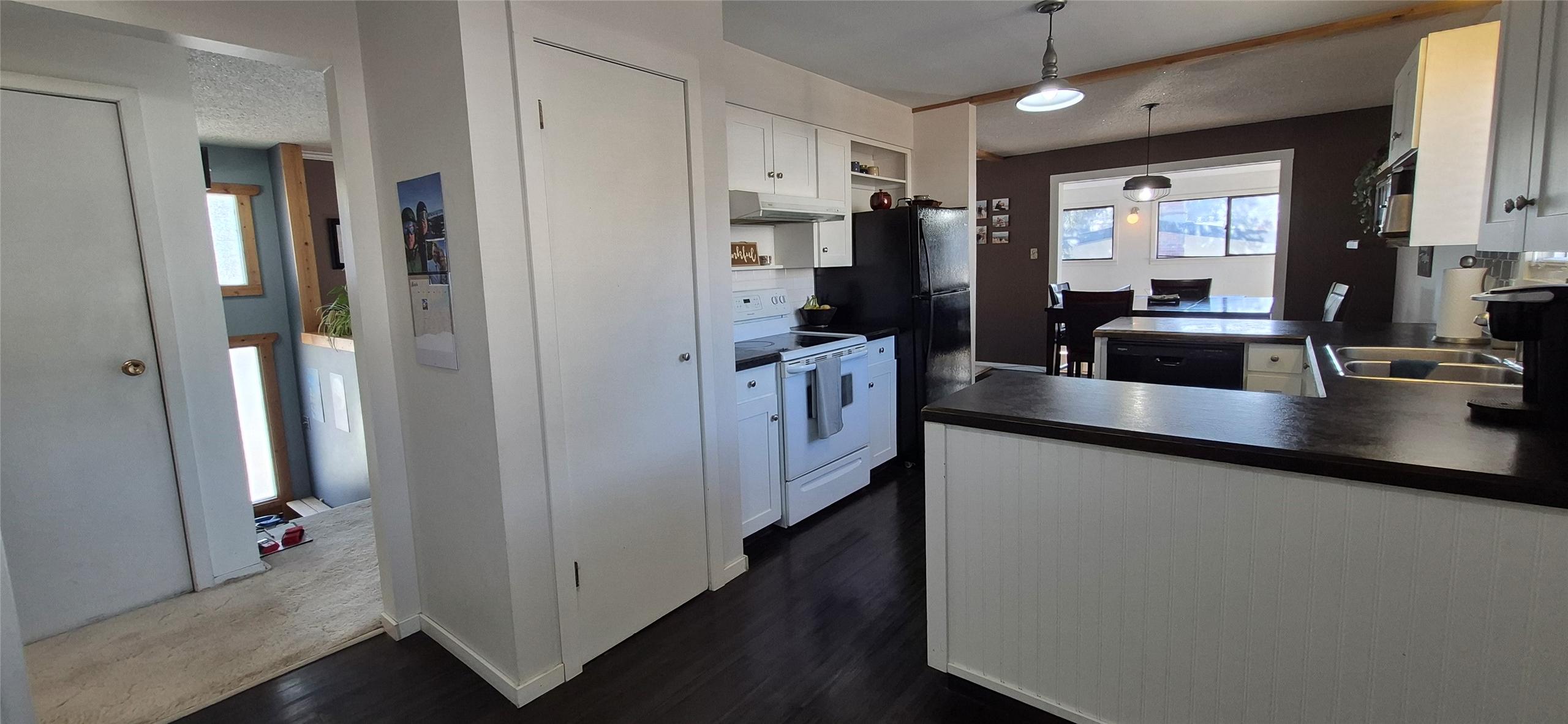 707 12Th Avenue, Cranbrook, BC - Indoor Photo Showing Kitchen