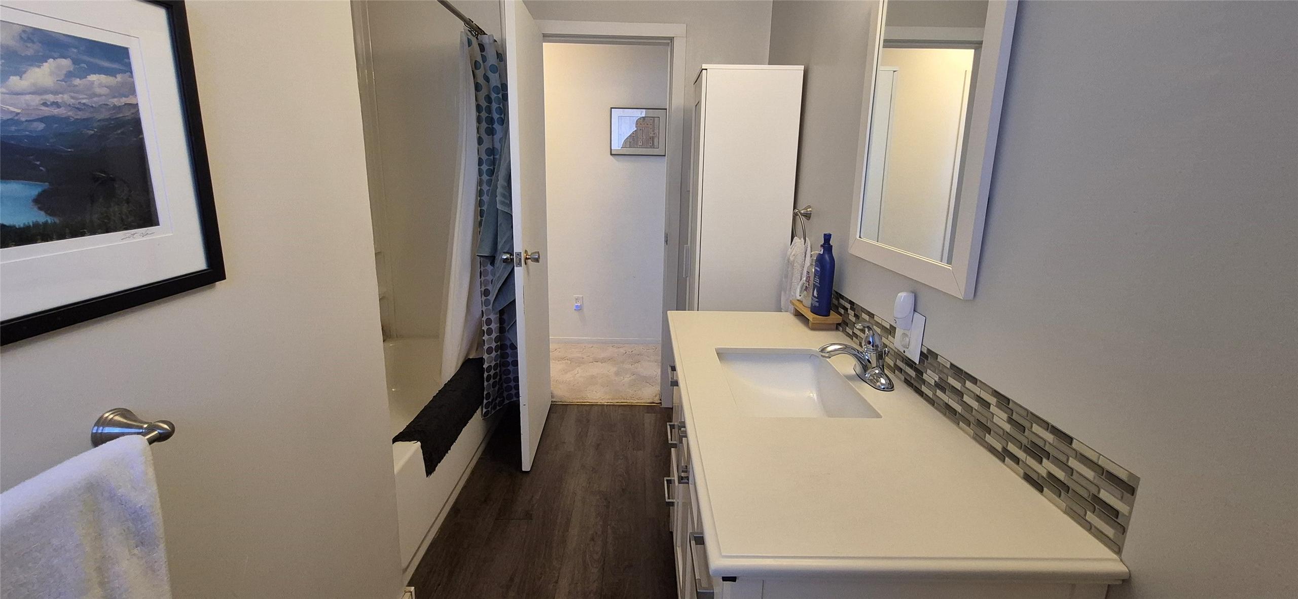 707 12Th Avenue, Cranbrook, BC - Indoor Photo Showing Bathroom