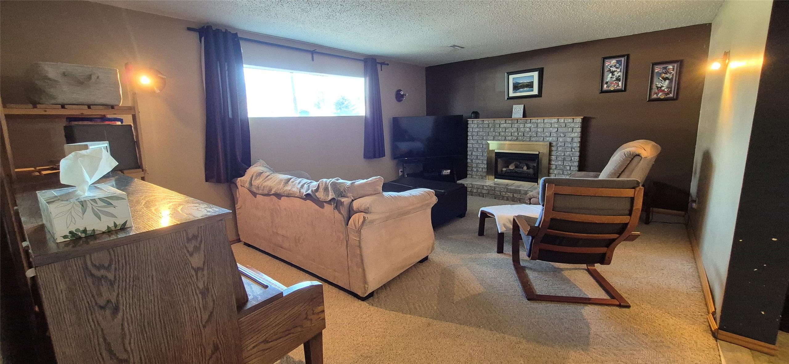 707 12Th Avenue, Cranbrook, BC - Indoor Photo Showing Living Room With Fireplace