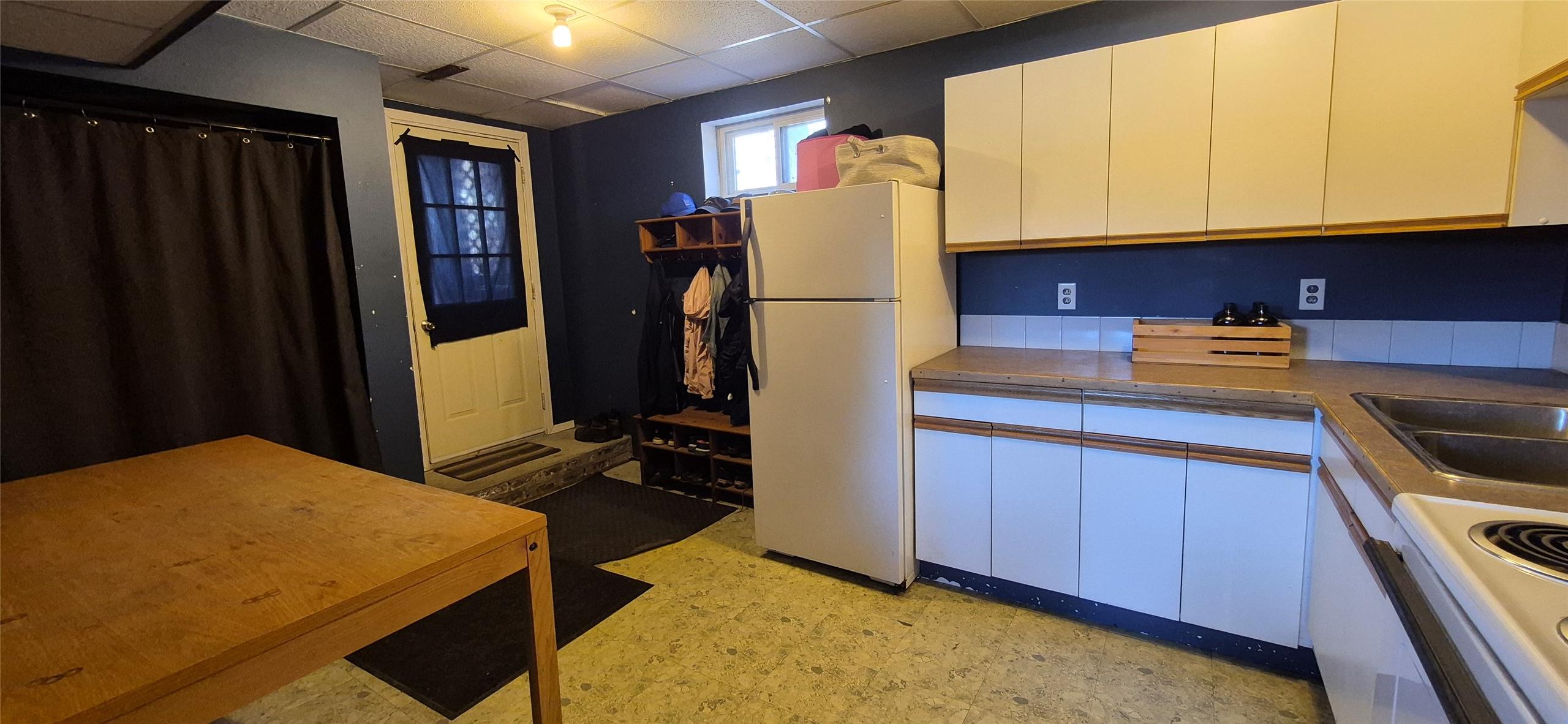 707 12Th Avenue, Cranbrook, BC - Indoor Photo Showing Kitchen