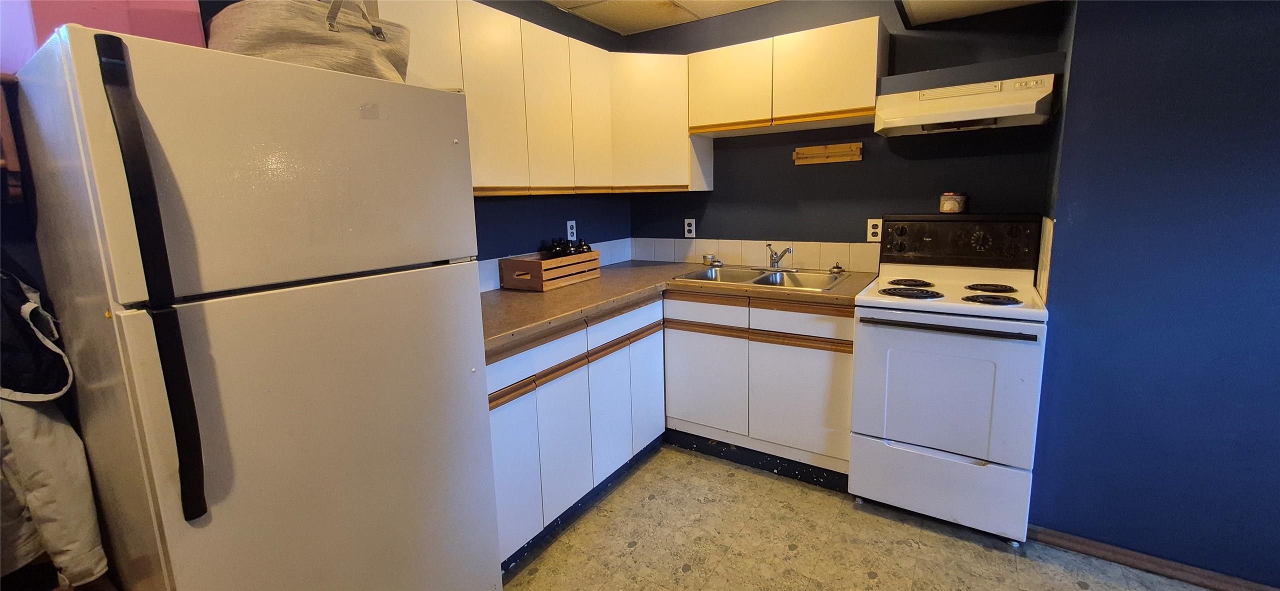 707 12Th Avenue, Cranbrook, BC - Indoor Photo Showing Kitchen With Double Sink