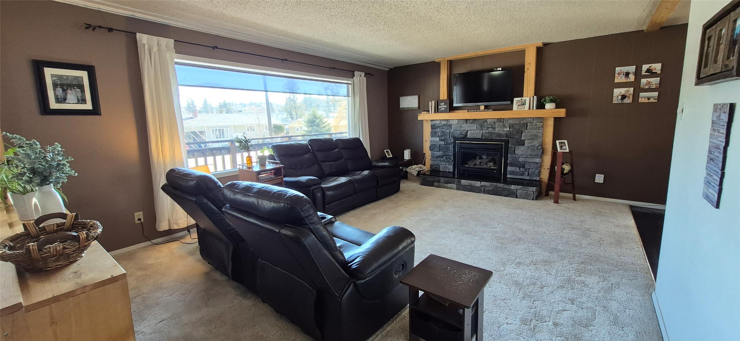 707 12Th Avenue, Cranbrook, BC - Indoor Photo Showing Living Room With Fireplace