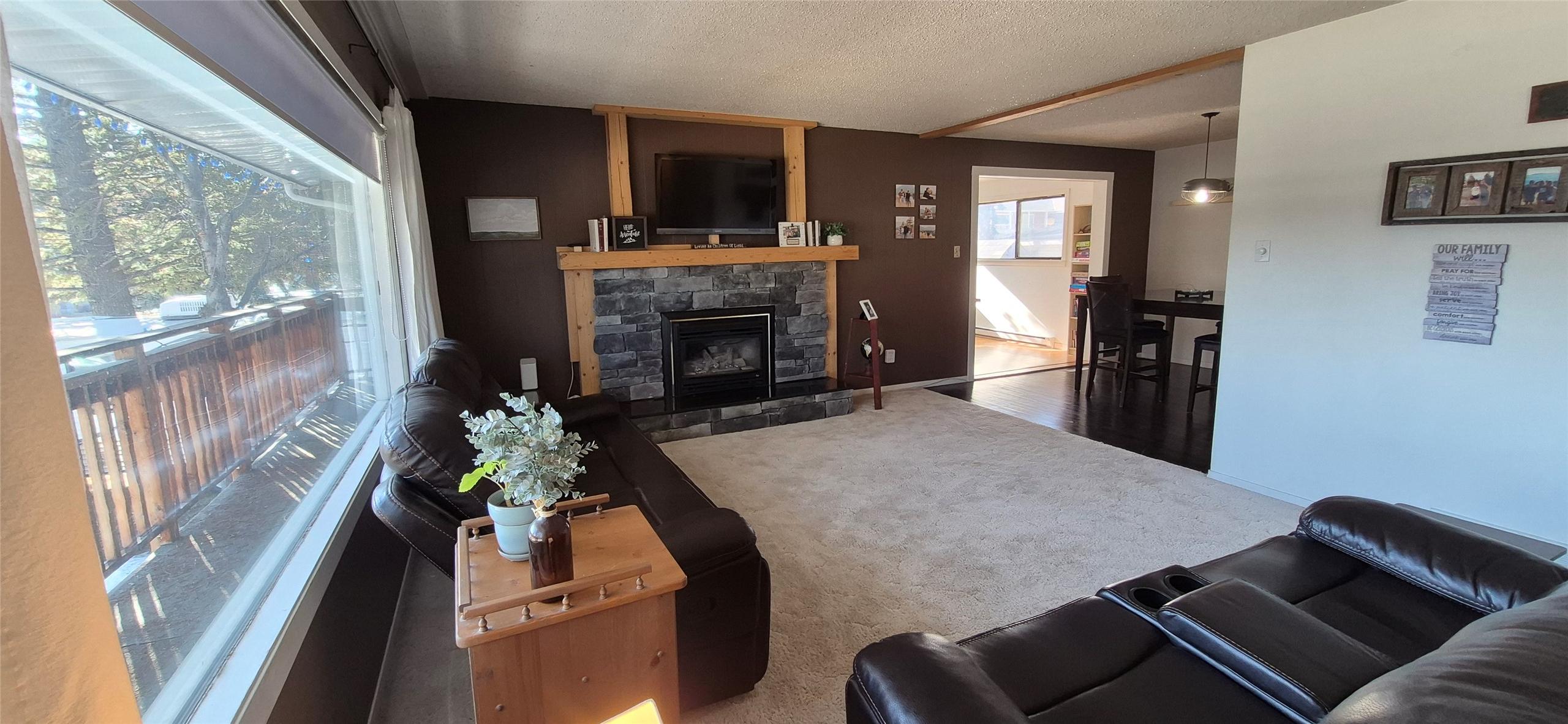 707 12Th Avenue, Cranbrook, BC - Indoor Photo Showing Living Room With Fireplace