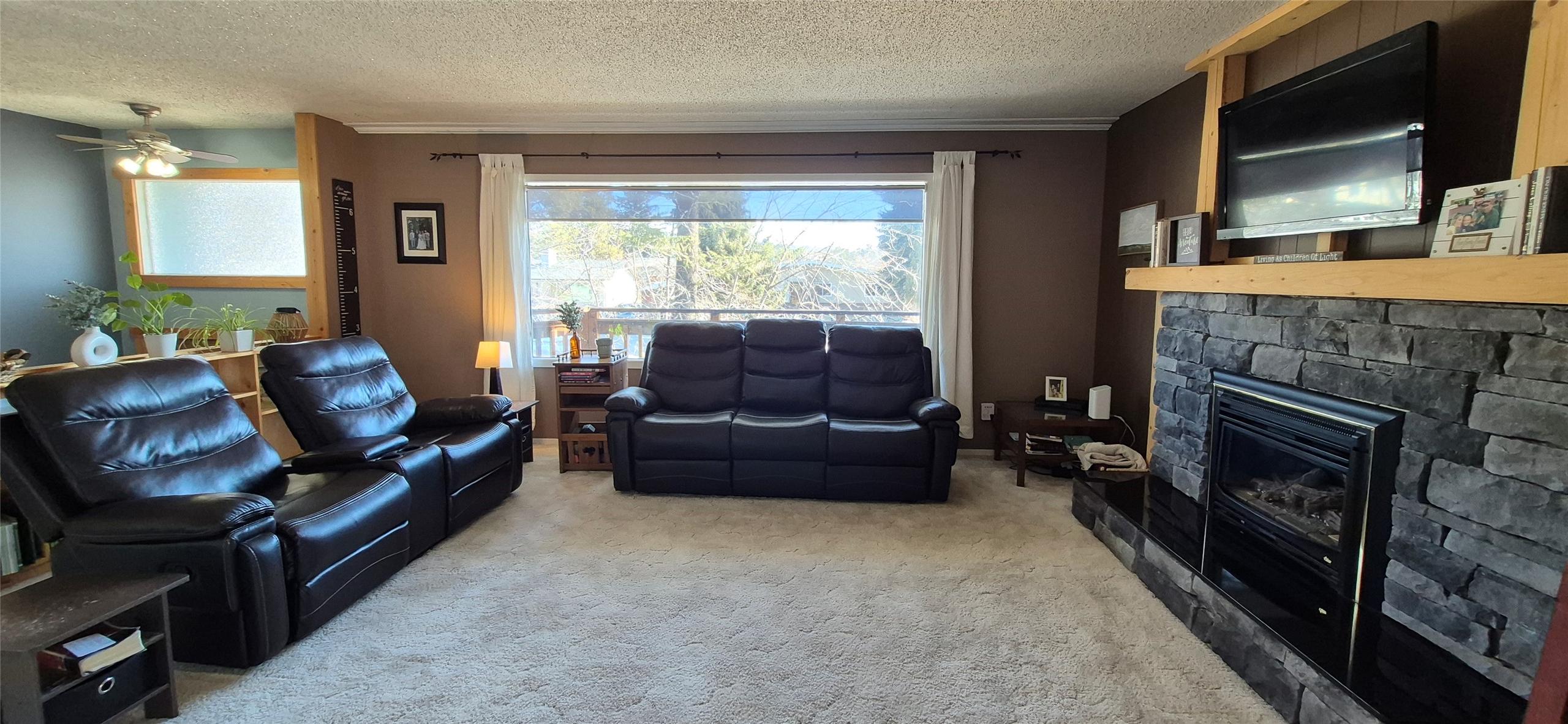 707 12Th Avenue, Cranbrook, BC - Indoor Photo Showing Living Room With Fireplace
