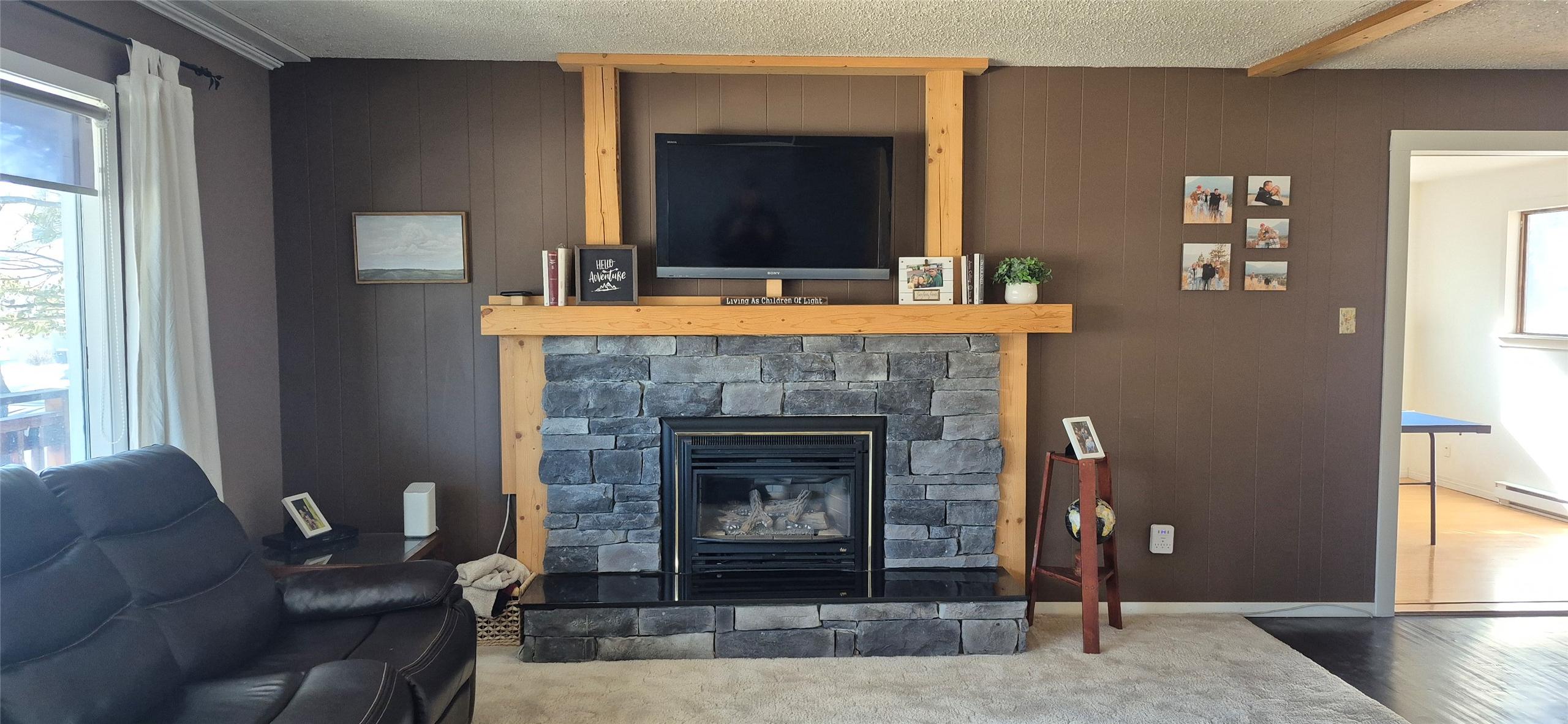 707 12Th Avenue, Cranbrook, BC - Indoor Photo Showing Living Room With Fireplace