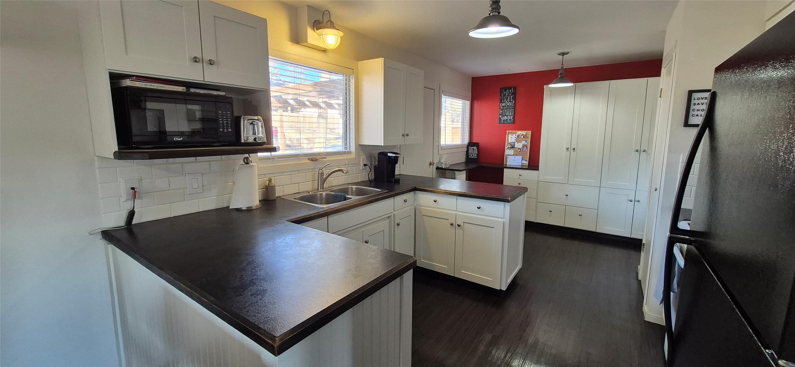707 12Th Avenue, Cranbrook, BC - Indoor Photo Showing Kitchen With Double Sink