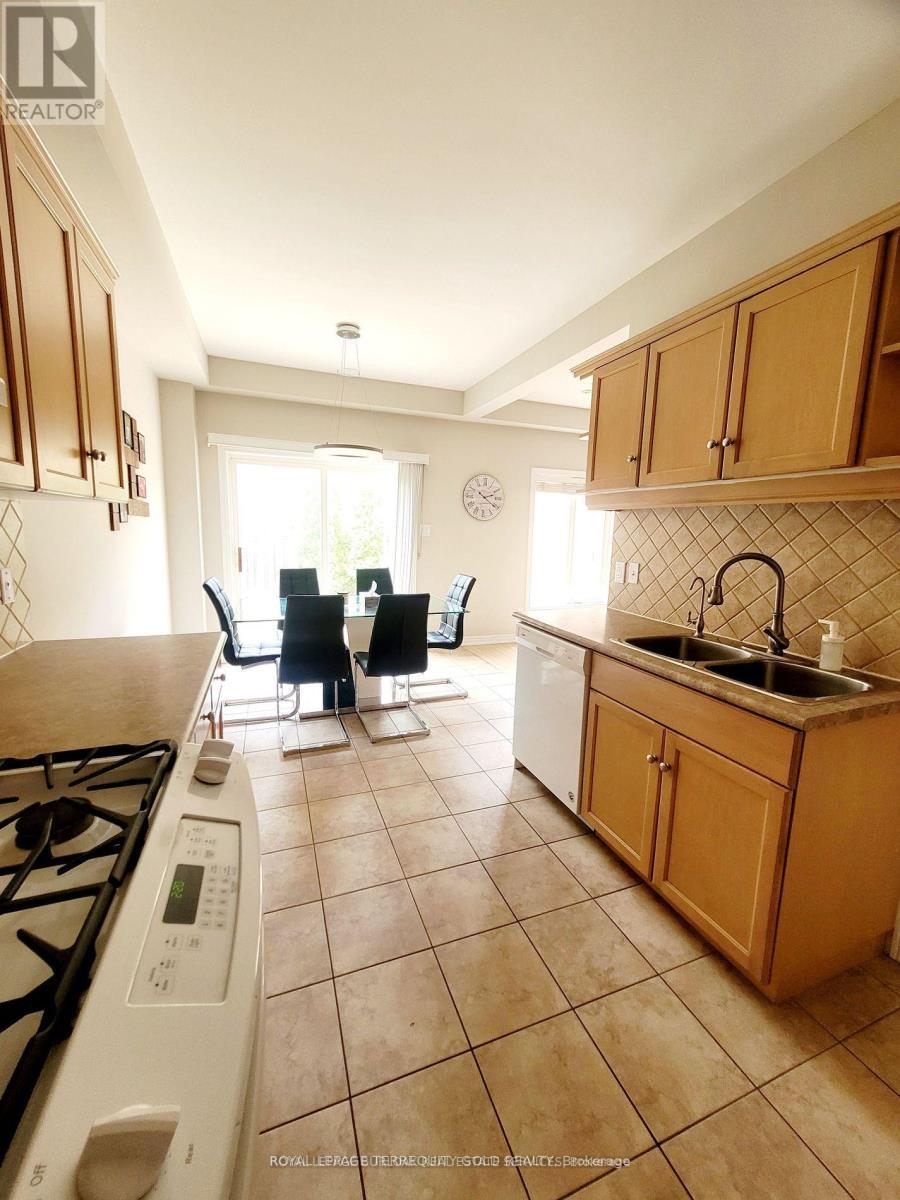 5231 Autumn Harvest Way, Burlington, ON - Indoor Photo Showing Kitchen With Double Sink