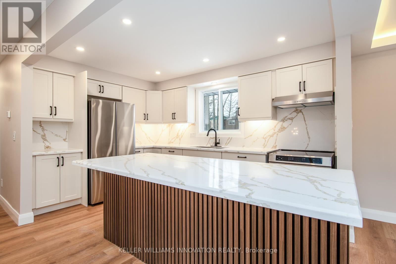 627 Glen Forrest Boulevard, Waterloo, ON - Indoor Photo Showing Kitchen With Upgraded Kitchen