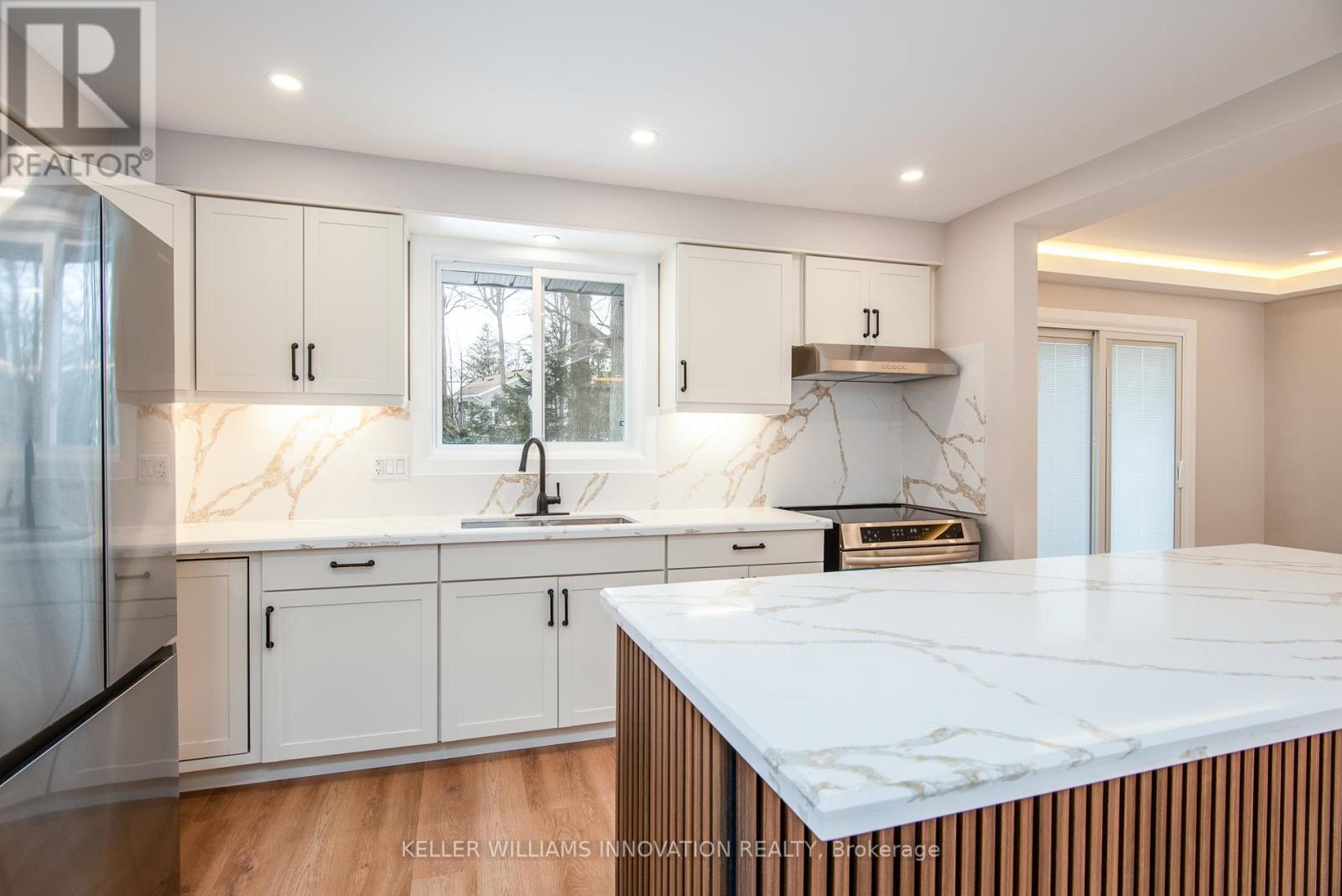 627 Glen Forrest Boulevard, Waterloo, ON - Indoor Photo Showing Kitchen With Upgraded Kitchen