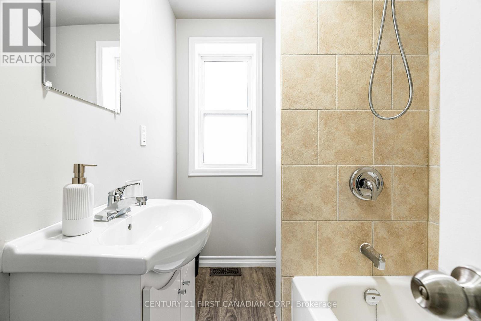 302 Egerton Street, London East (East M), ON - Indoor Photo Showing Bathroom