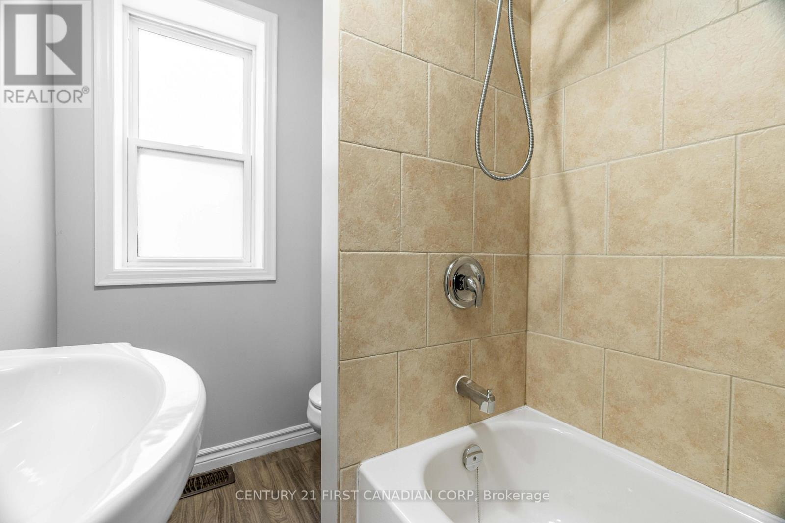 302 Egerton Street, London East (East M), ON - Indoor Photo Showing Bathroom