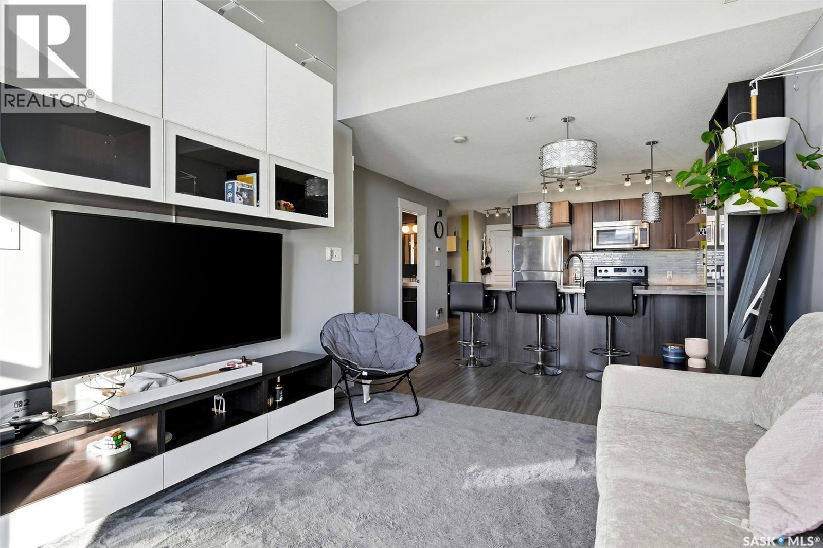 409 5301 Universal Crescent, Regina, SK - Indoor Photo Showing Living Room