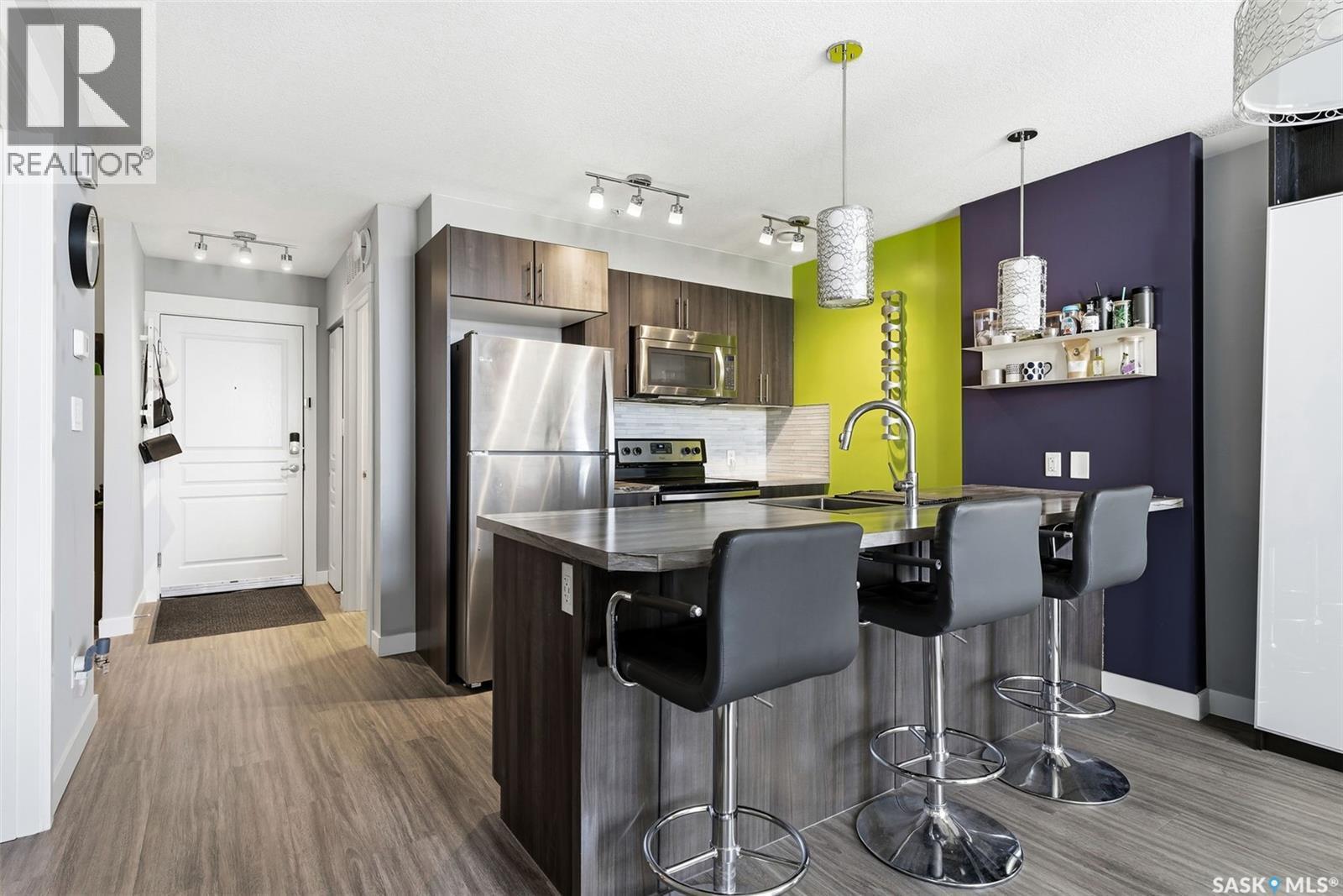 409 5301 Universal Crescent, Regina, SK - Indoor Photo Showing Kitchen With Stainless Steel Kitchen With Upgraded Kitchen