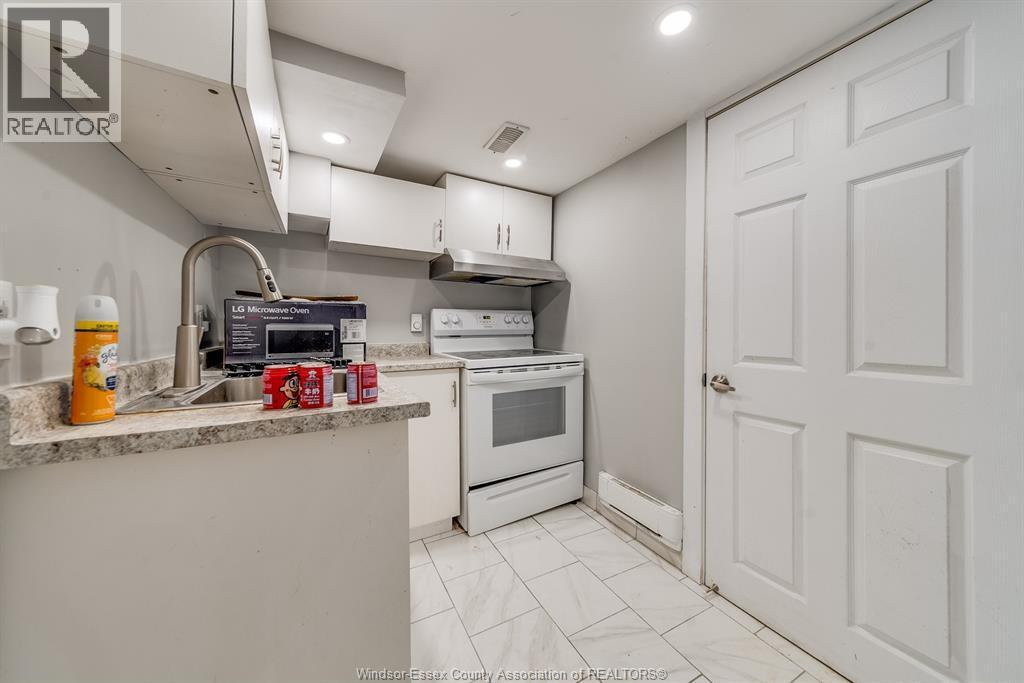 658 Tournier, Windsor, ON - Indoor Photo Showing Kitchen