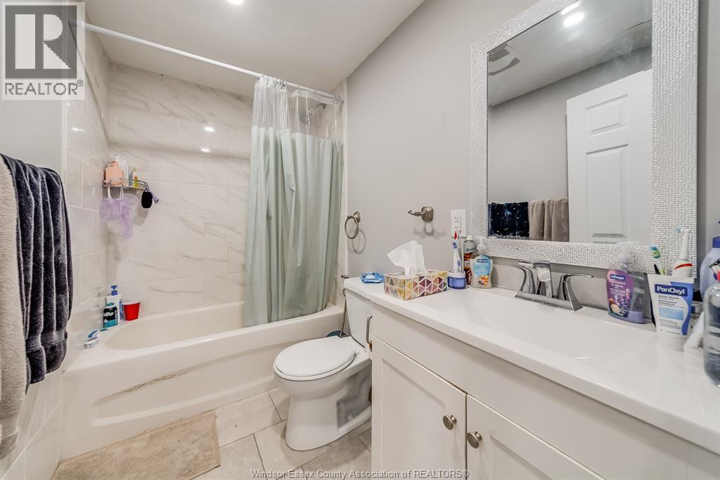 658 Tournier, Windsor, ON - Indoor Photo Showing Bathroom