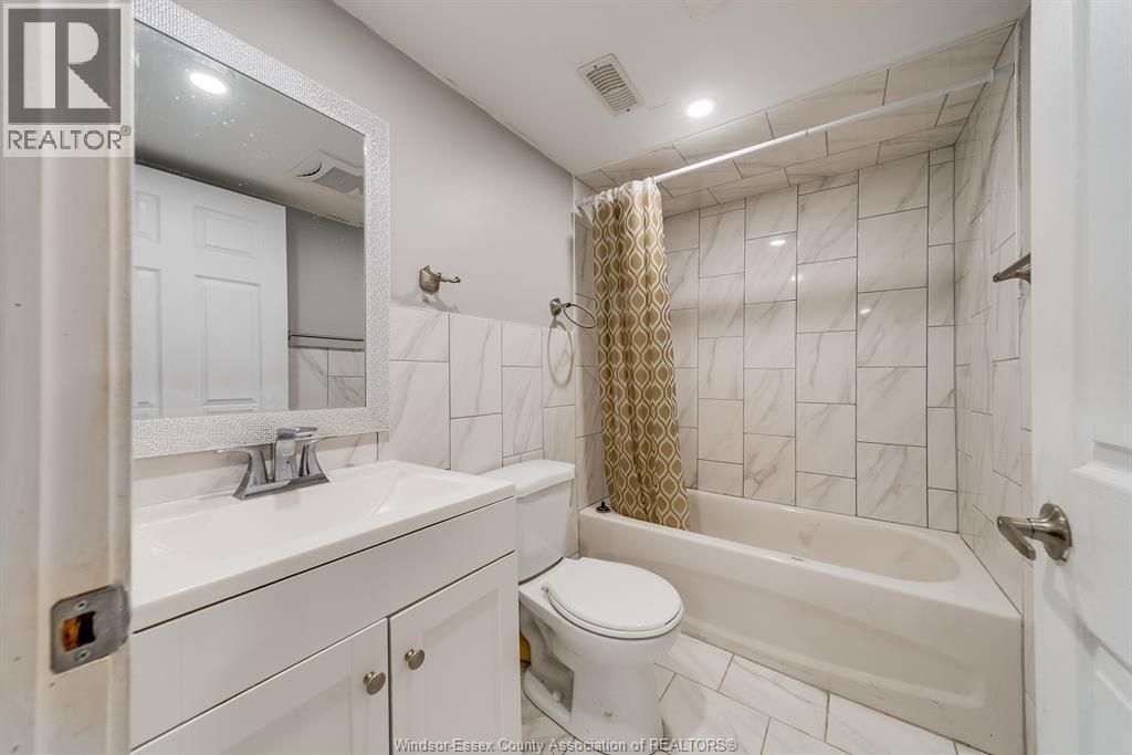 658 Tournier, Windsor, ON - Indoor Photo Showing Bathroom