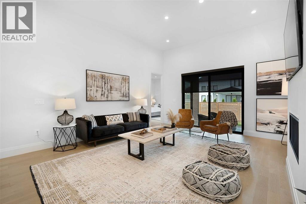 572 Lily Mac Boulevard, Windsor, ON - Indoor Photo Showing Living Room