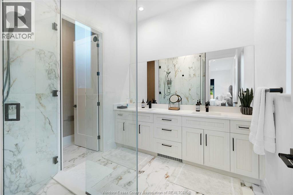 572 Lily Mac Boulevard, Windsor, ON - Indoor Photo Showing Bathroom