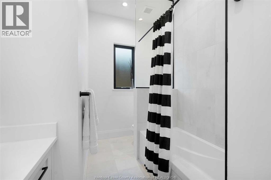 572 Lily Mac Boulevard, Windsor, ON - Indoor Photo Showing Bathroom