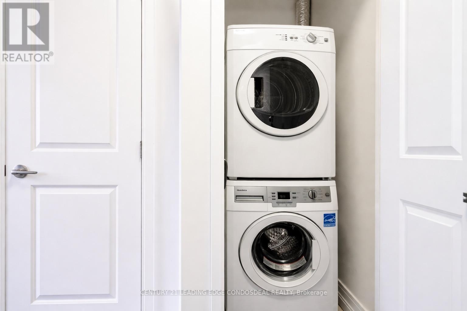 1712 - 9205 Yonge Street, Richmond Hill, ON - Indoor Photo Showing Laundry Room