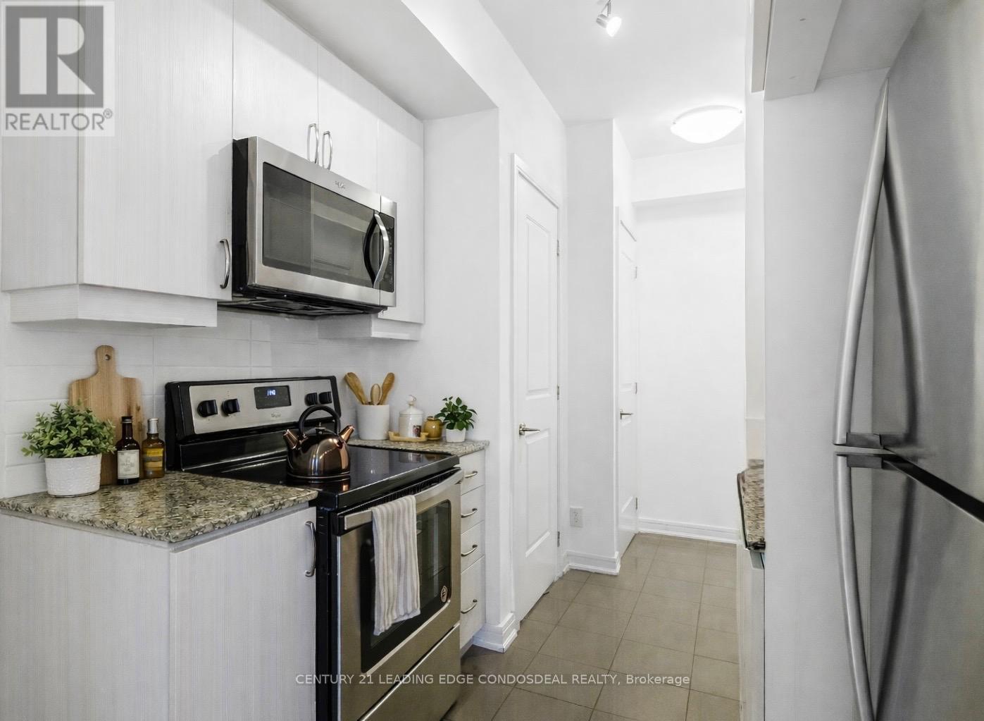 1712 - 9205 Yonge Street, Richmond Hill, ON - Indoor Photo Showing Kitchen With Stainless Steel Kitchen With Upgraded Kitchen