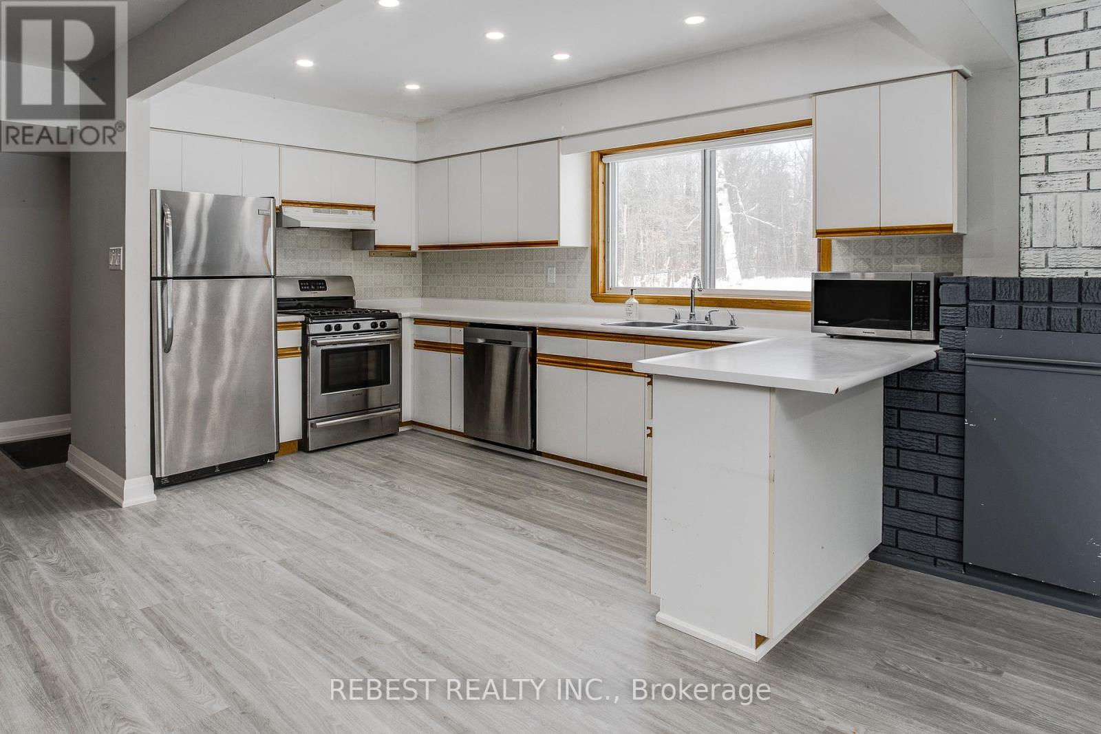 910 Concession Rd 17 W, Tiny, ON - Indoor Photo Showing Kitchen