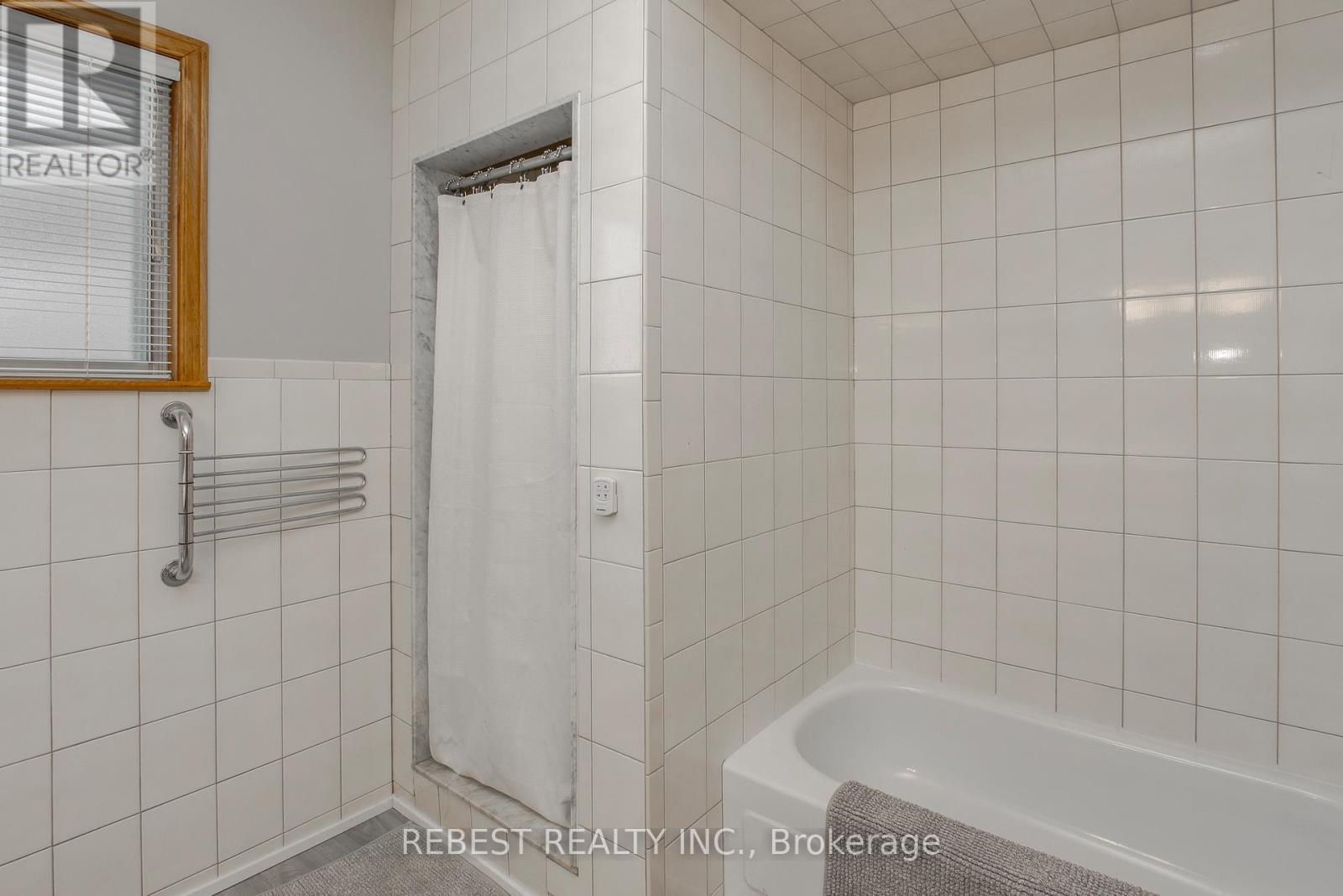 910 Concession Rd 17 W, Tiny, ON - Indoor Photo Showing Bathroom