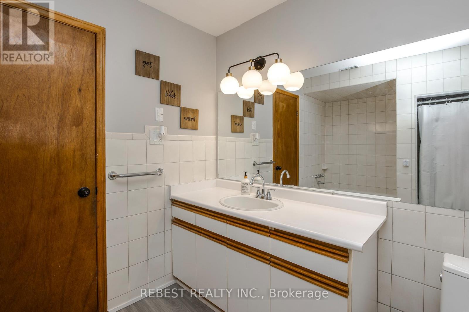 910 Concession Rd 17 W, Tiny, ON - Indoor Photo Showing Bathroom