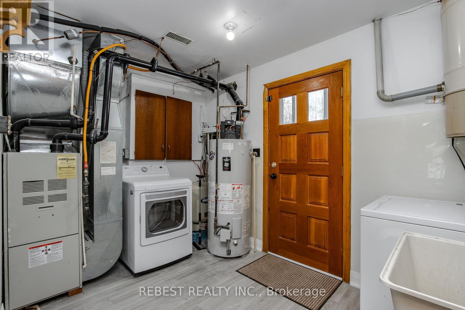 910 Concession Rd 17 W, Tiny, ON - Indoor Photo Showing Laundry Room
