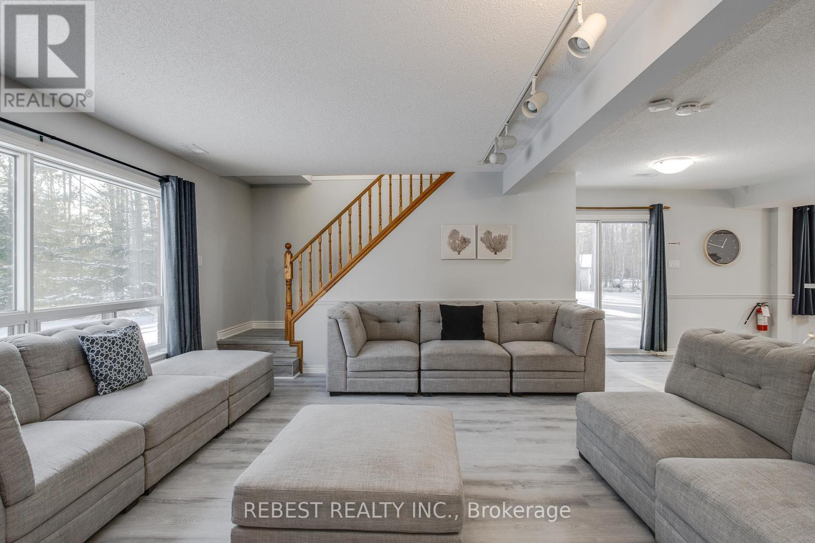 910 Concession Rd 17 W, Tiny, ON - Indoor Photo Showing Living Room