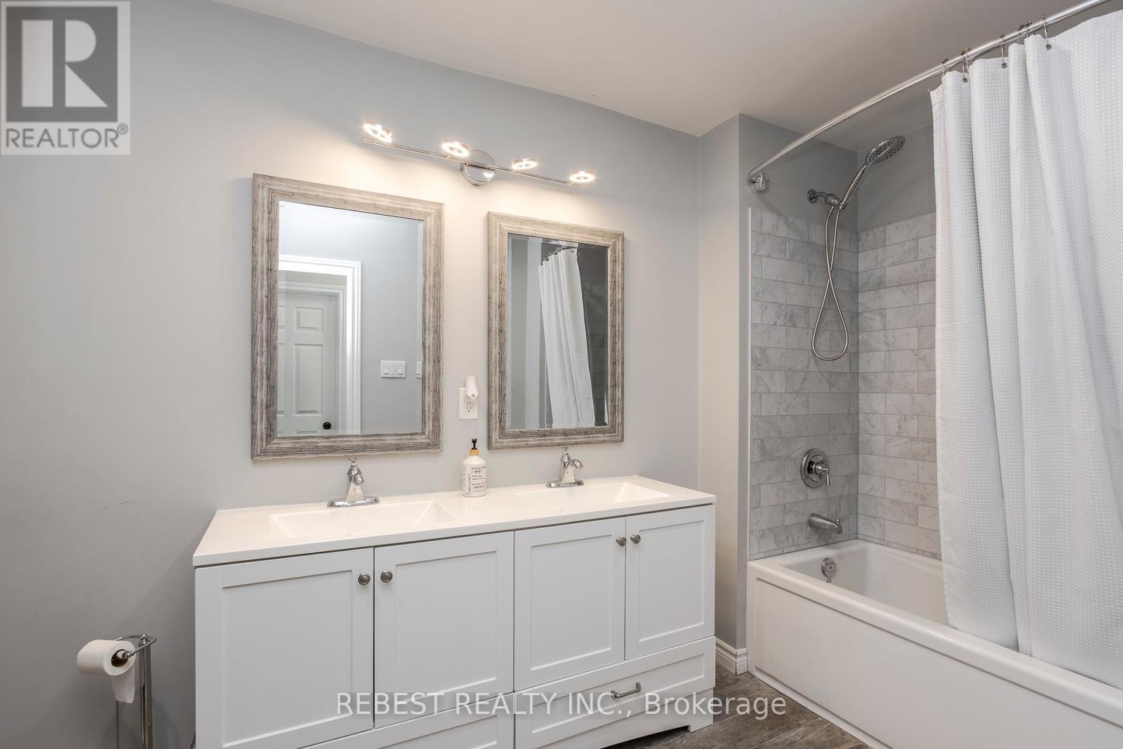 910 Concession Rd 17 W, Tiny, ON - Indoor Photo Showing Bathroom