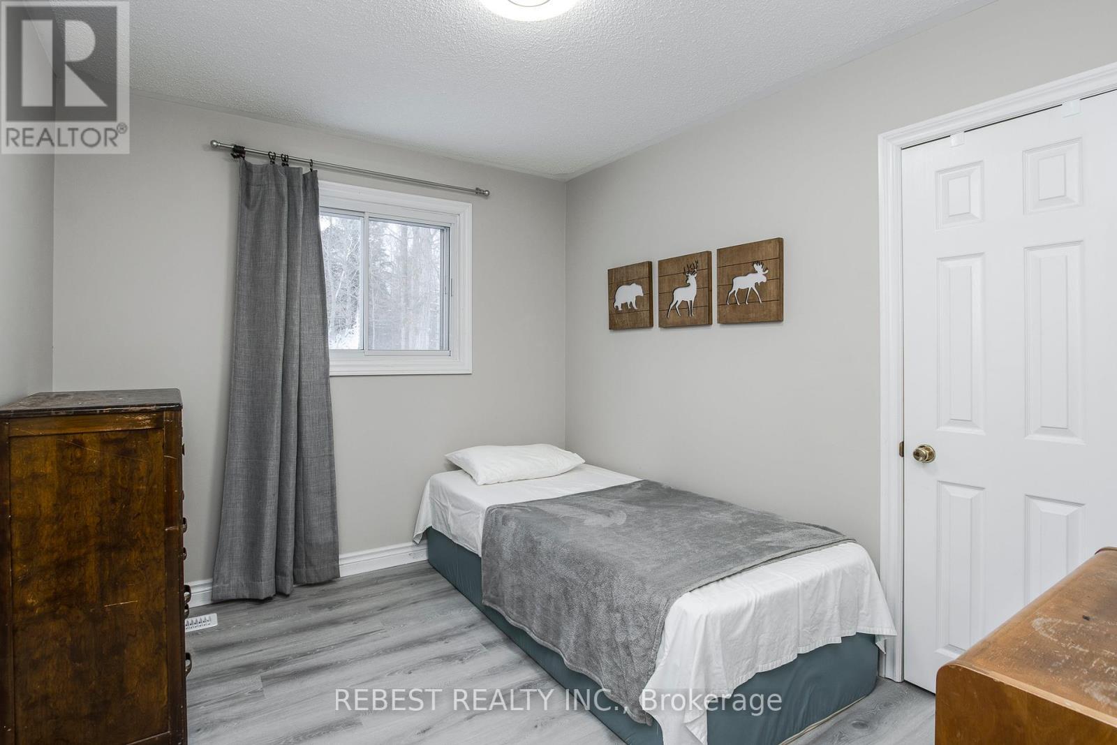 910 Concession Rd 17 W, Tiny, ON - Indoor Photo Showing Bedroom