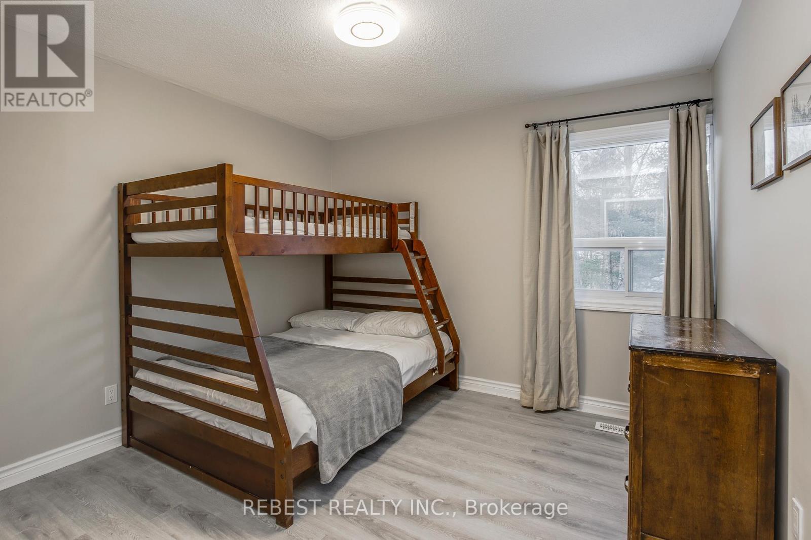 910 Concession Rd 17 W, Tiny, ON - Indoor Photo Showing Bedroom