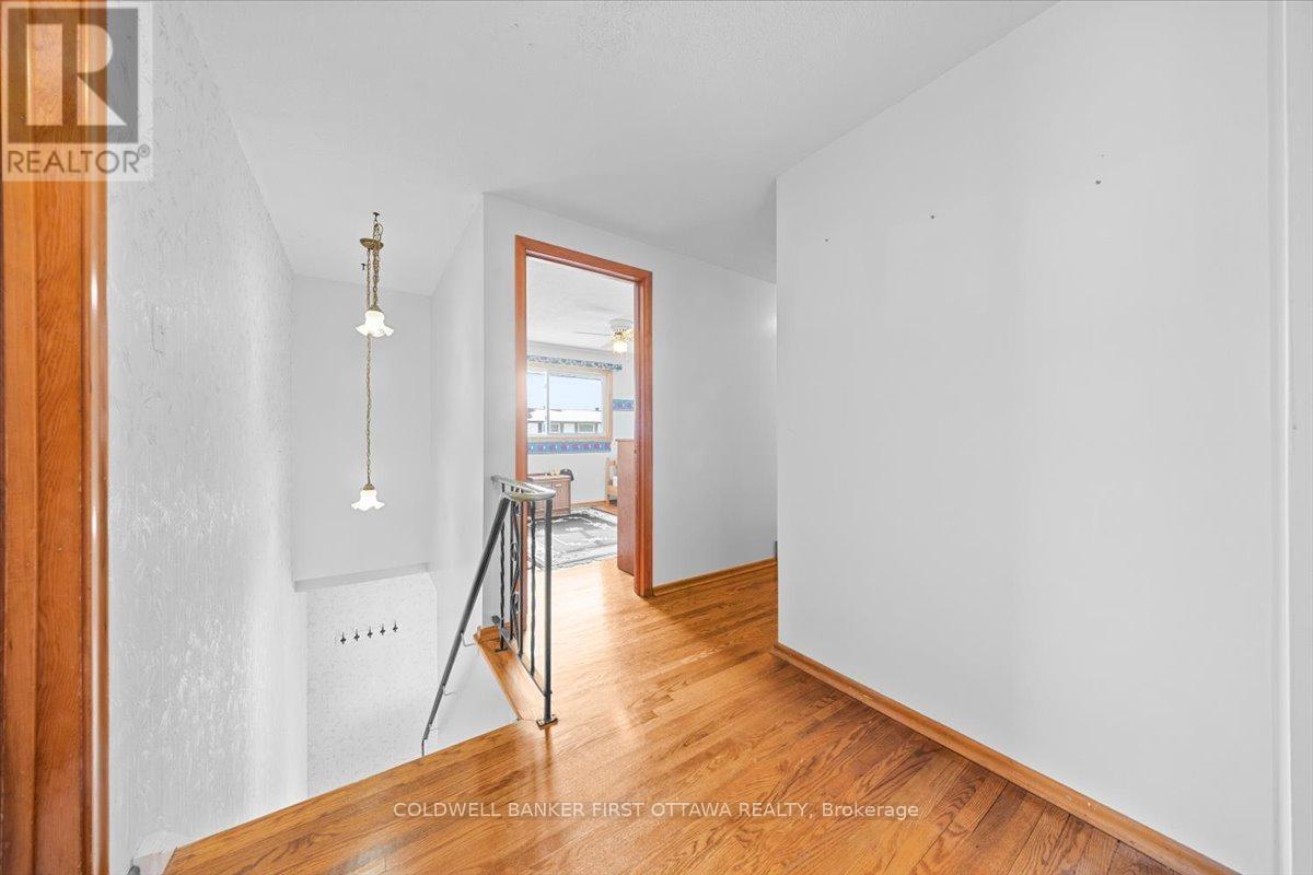 34 Hadley Circle, Ottawa, ON - Indoor Photo Showing Other Room