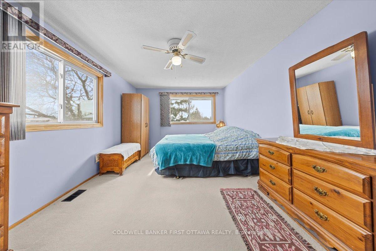 34 Hadley Circle, Ottawa, ON - Indoor Photo Showing Bedroom
