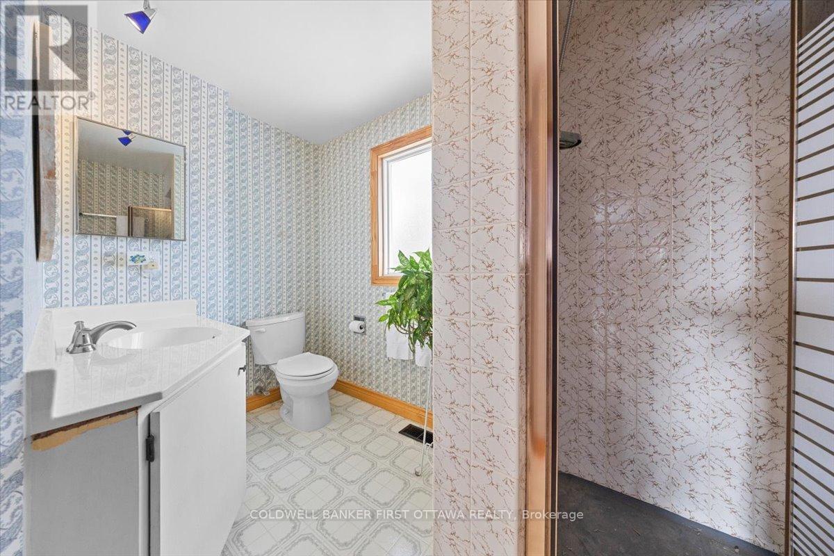 34 Hadley Circle, Ottawa, ON - Indoor Photo Showing Bathroom