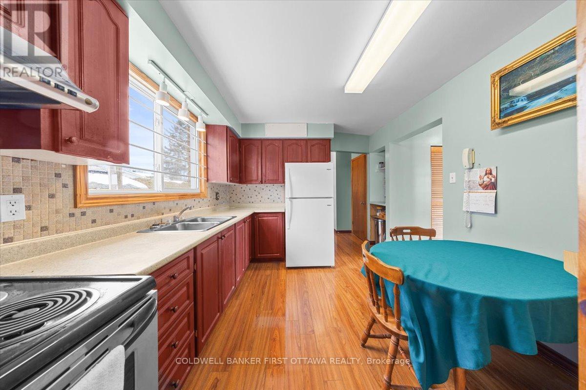 34 Hadley Circle, Ottawa, ON - Indoor Photo Showing Kitchen With Double Sink