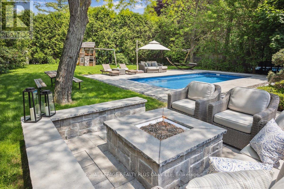 621 North Shore Boulevard E, Burlington, ON - Outdoor With In Ground Pool With Deck Patio Veranda With Backyard