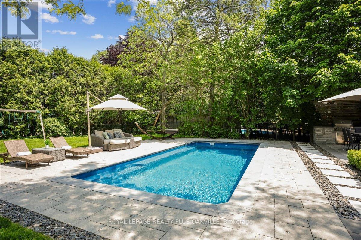 621 North Shore Boulevard E, Burlington, ON - Outdoor With In Ground Pool With Backyard