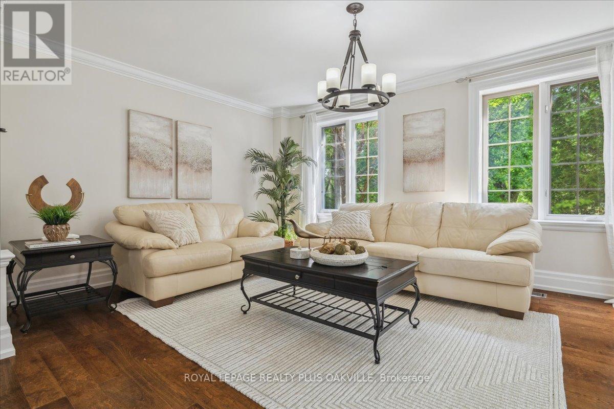 621 North Shore Boulevard E, Burlington, ON - Indoor Photo Showing Living Room