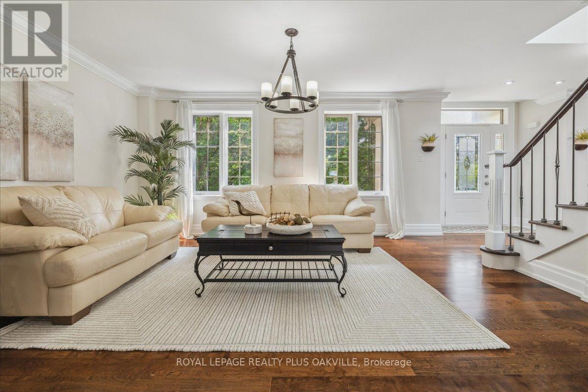 621 North Shore Boulevard E, Burlington, ON - Indoor Photo Showing Living Room