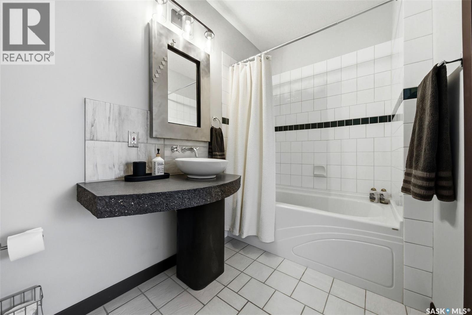 500 2020 11Th Avenue, Regina, SK - Indoor Photo Showing Bathroom