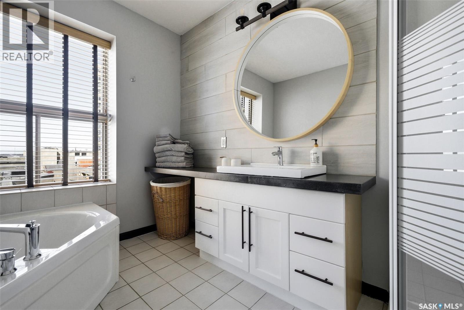500 2020 11Th Avenue, Regina, SK - Indoor Photo Showing Bathroom