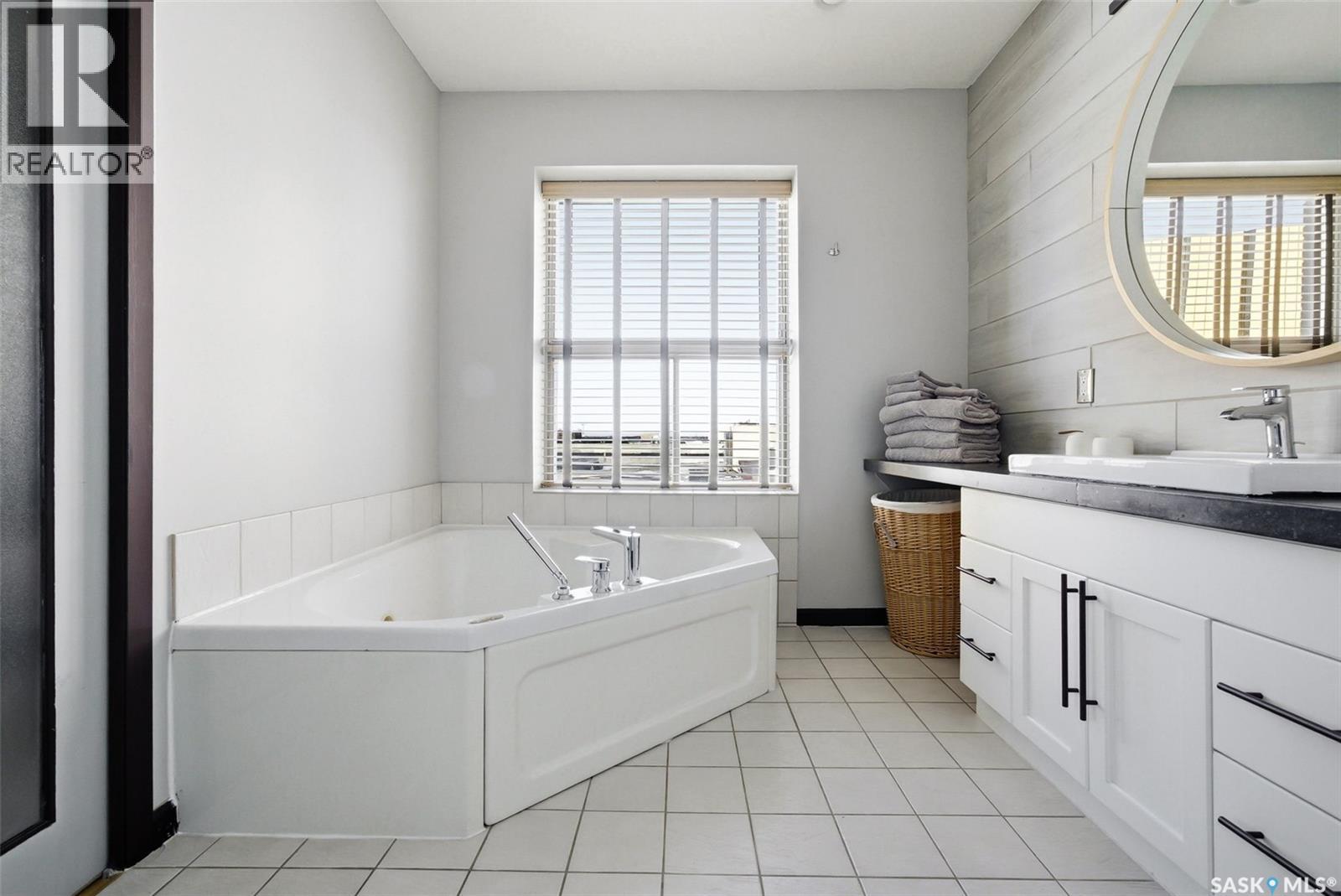 500 2020 11Th Avenue, Regina, SK - Indoor Photo Showing Bathroom