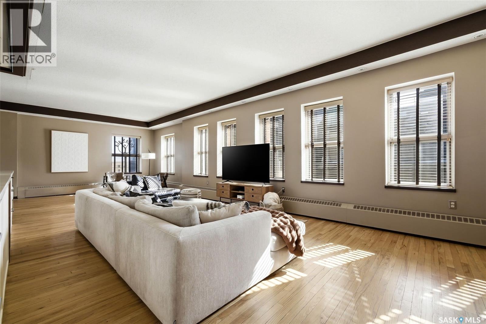 500 2020 11Th Avenue, Regina, SK - Indoor Photo Showing Living Room