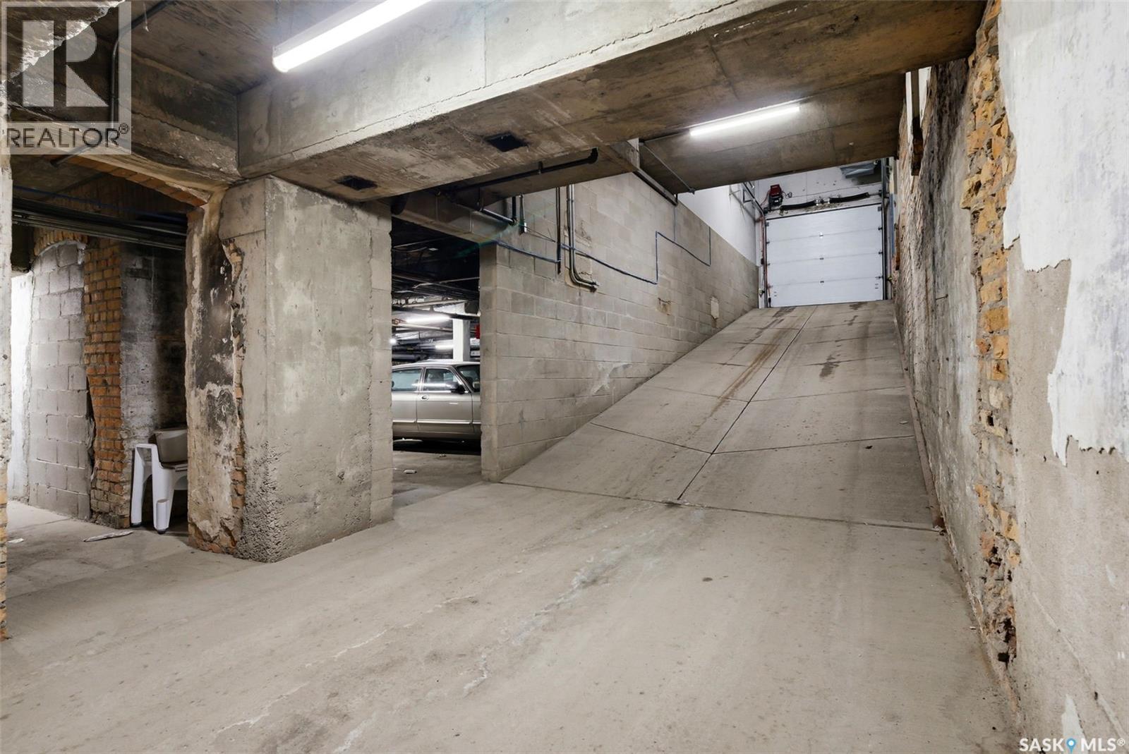 500 2020 11Th Avenue, Regina, SK - Indoor Photo Showing Garage