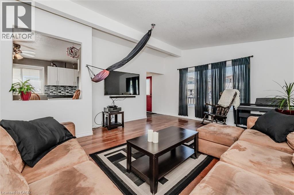 46 Roberts Crescent, Kitchener, ON - Indoor Photo Showing Living Room
