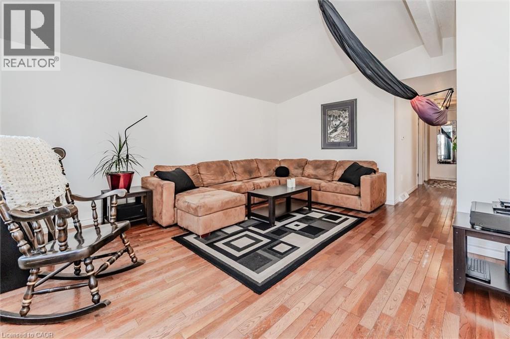 46 Roberts Crescent, Kitchener, ON - Indoor Photo Showing Living Room