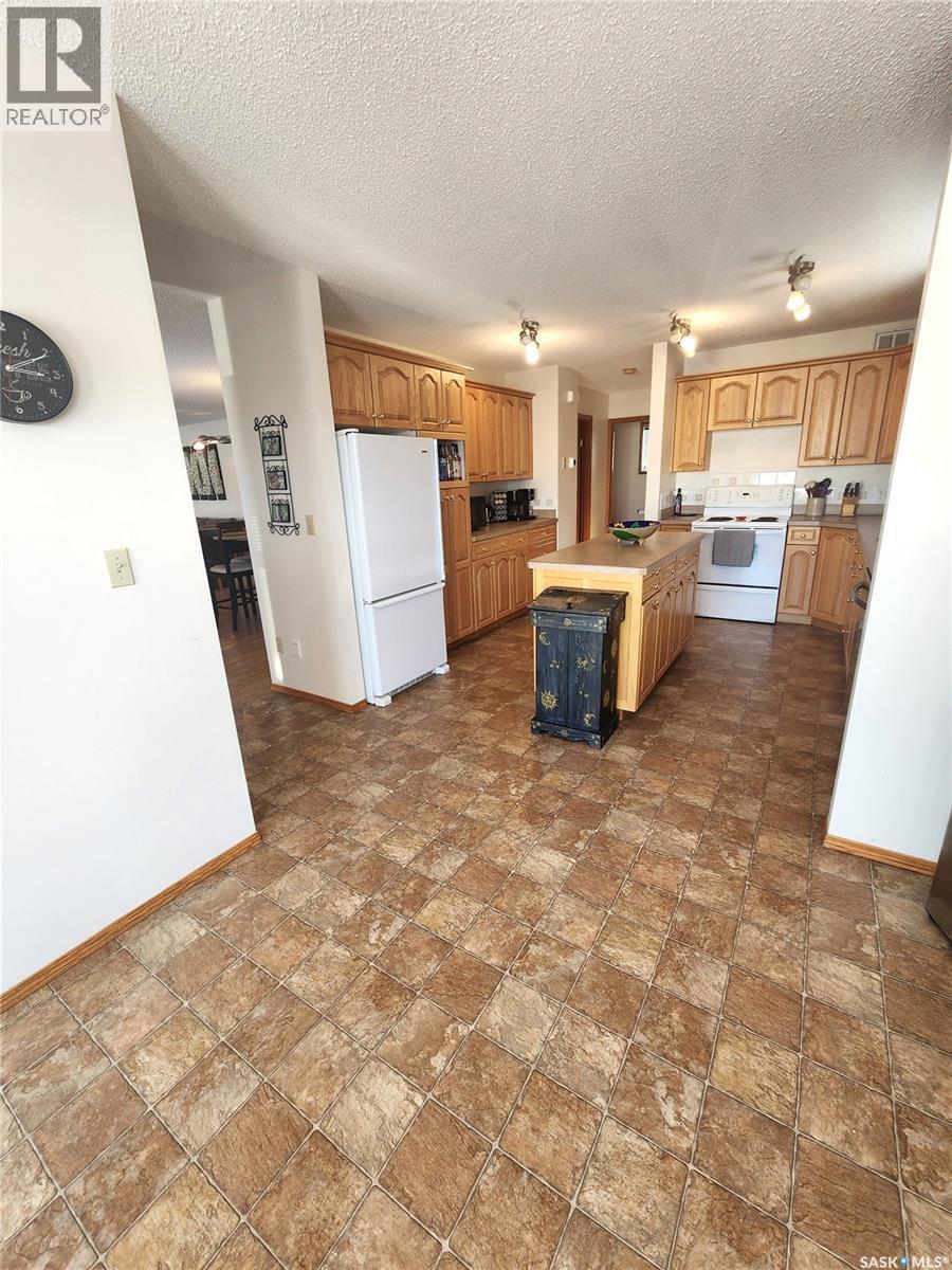 115 Carson Bay, Lampman, SK - Indoor Photo Showing Kitchen