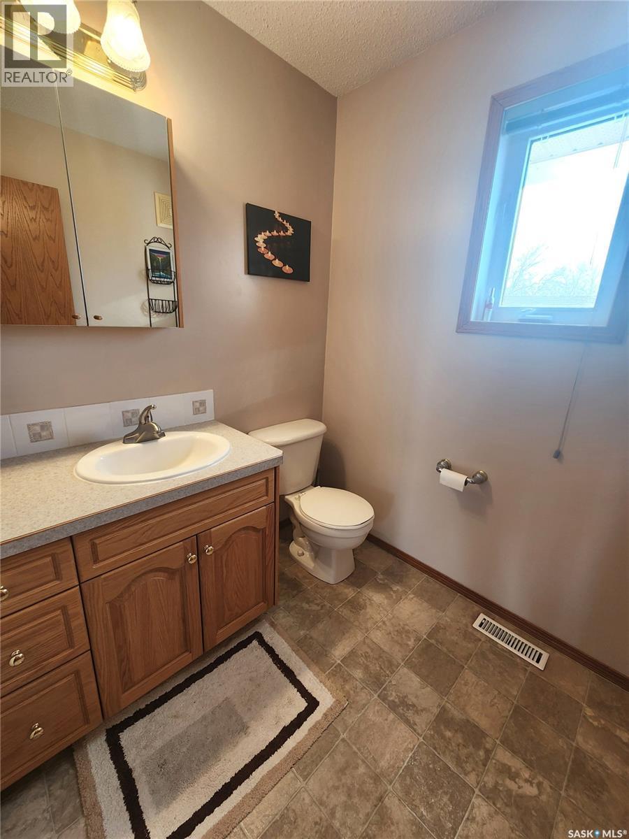 115 Carson Bay, Lampman, SK - Indoor Photo Showing Bathroom